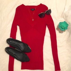 Winter/Fall V-neck sweater. Tattoo. Size US M. Colour Red. Very good condition